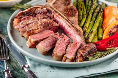 lezzetli Barbekü T-bone biftek yeşil kuşkonmaz ve ızgara biber görmek