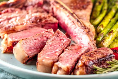 lezzetli dilimlenmiş biftek ızgara kuşkonmaz ile plaka üzerinde görmek 