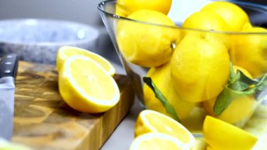 taze sulu bütün ve yarıya limon, yeşil yaprakları ve cam kase yakından görmek tablo