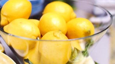 cam kase taze olgun limon ve gözlük ile masada, seçici odak görmek