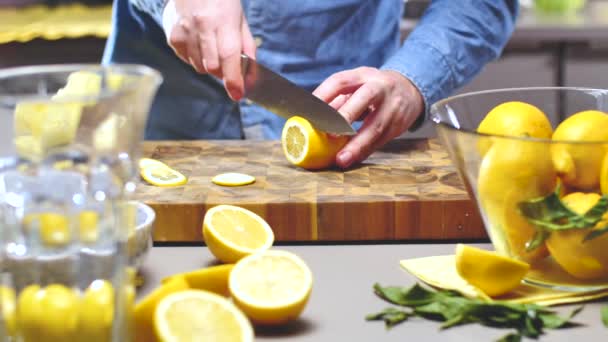 Oříznout Záběr Člověka Drží Nůž Krájení Čerstvé Šťavnaté Citron Řeznické — Stock video