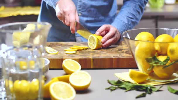 Seção Meio Homem Segurando Faca Cortando Limão Suculento Fresco Tábua — Vídeo de Stock