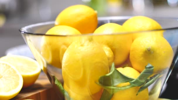 Vista Close Limões Inteiros Frescos Tigela Vidro Limões Suculentos Cortados — Vídeo de Stock