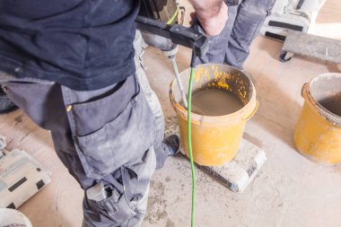 Ev tadilatı sırasında alet kullanan işçilerin kırpılmış görüntüsü