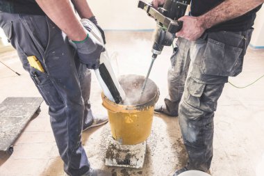 Ev tadilatı sırasında alet kullanan işçilerin kırpılmış görüntüsü