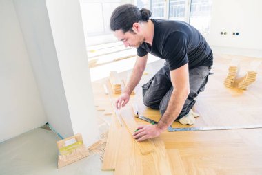 ev geliştirme sırasında işçi vernikleme meşe parke zemin