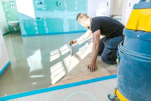 Male Worker Working Self Levelling Cement Mortar Floor Renovation — Stockfoto