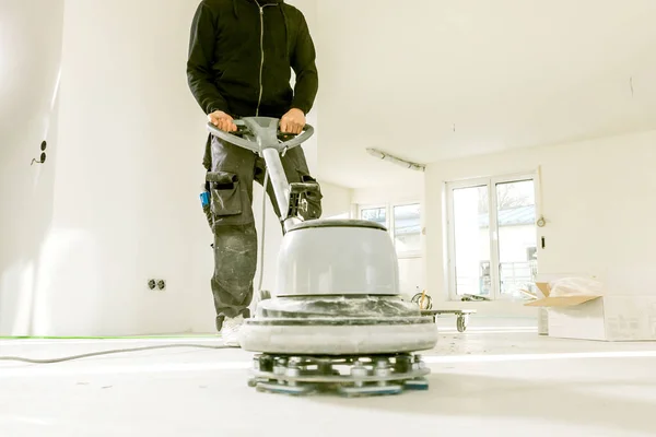 Tiro Cortado Homem Envernizando Piso Parquet Carvalho Com Ferramenta — Fotografia de Stock