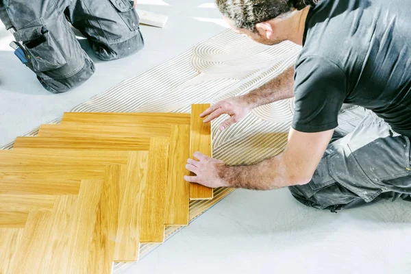 Ritagliato Colpo Lavoratori Che Installano Pavimento Parquet Quercia Durante Miglioramento — Foto Stock