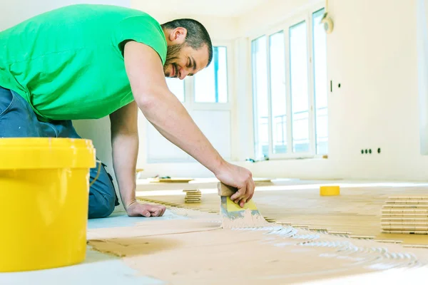 Man Installing Oak Parquet Wooden Floor Home Improvement — Stockfoto