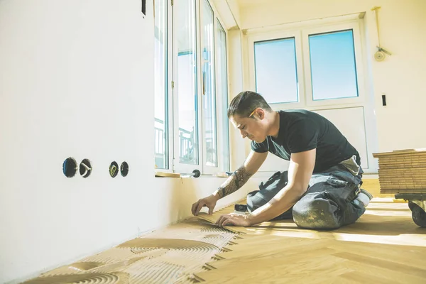 Homem Envernizando Piso Parquet Carvalho Durante Melhoria Casa — Fotografia de Stock