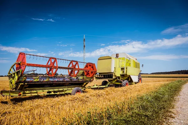 Cosechadora Agrícola Para Cosechar Cultivos Granos Campo Agrícola —  Fotos de Stock