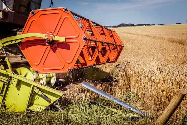 Agricultural Combine Harvesting Grain Crops Field — Stock Photo, Image