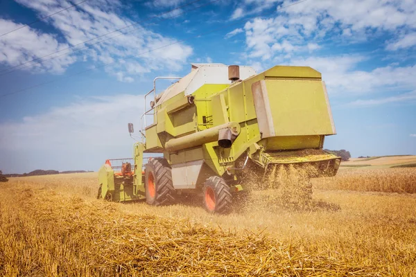 Agricultural Combine Harvesting Grain Crops Field — Stock Photo, Image