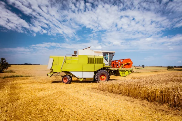 Agricultural Machine Harvesting Farm Field — Stock Photo, Image