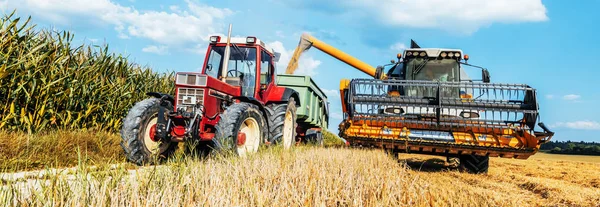 Landmaschinen Für Die Ernte Von Getreide Und Traktor Auf Dem — Stockfoto