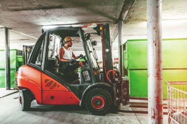 Forklift kullanan bir depocu..