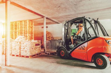 Forklift kullanan bir depocu..