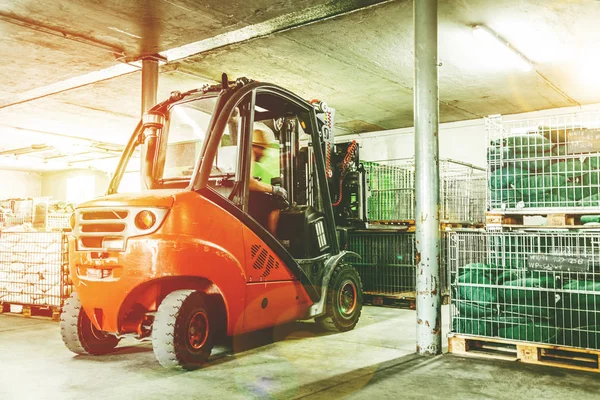 Trabajador Almacén Con Carretilla Elevadora — Foto de Stock