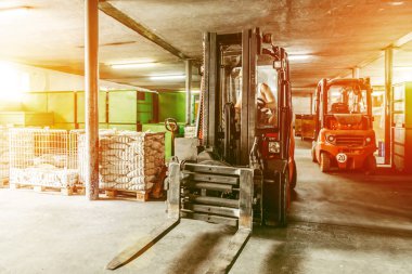 Forklift kullanan bir depocu..