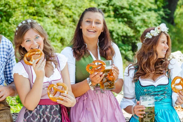 Šťastní Přátelé Bavorských Kostýmech Baví Společně Venku — Stock fotografie