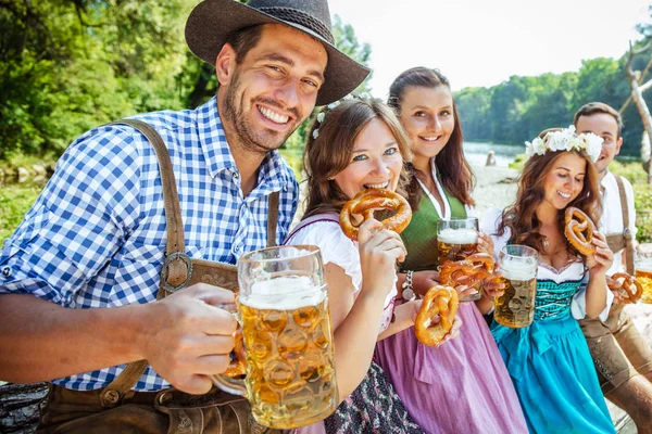 Fünf Junge Freunde Bayerischer Tracht Halten Biergläser Der Hand Und — Stockfoto