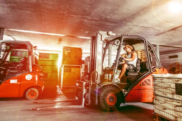 Trabajador Almacén Con Carretilla Elevadora — Foto de Stock