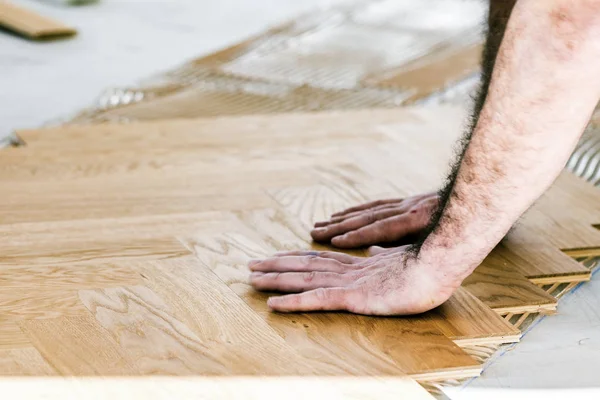 Tiro Cropped Hombre Instalando Piso Con Tableros Madera —  Fotos de Stock