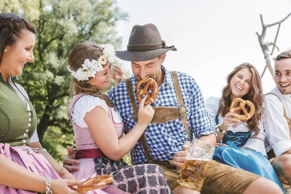 Amigos Felices Con Trajes Bávaros Bebiendo Cerveza Comiendo Pretzels Aire — Foto de Stock