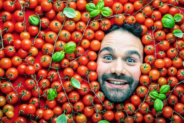 トマト 食品業界のための概念の男 トマト表面に感情的な男の顔 — ストック写真