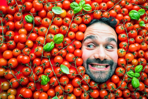 トマト 食品業界のための概念の男 トマト表面に感情的な男の顔 — ストック写真