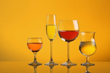 sarı arka planda çeşitli içecekler ile gözlük yakın çekim görünümü