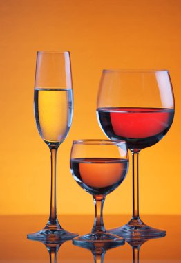 turuncu arka planda içecekler ile gözlük yakın çekim görünümü