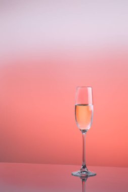 kırmızı arka plan üzerinde beyaz şarap ile cam yakın çekim görünümü