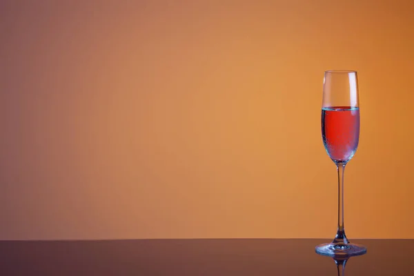 Widok Bliska Szkła Czerwonym Winem Fioletowym Tle — Zdjęcie stockowe