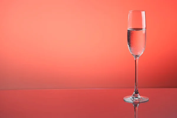 Close View Glass White Wine Red Background — Stock Photo, Image