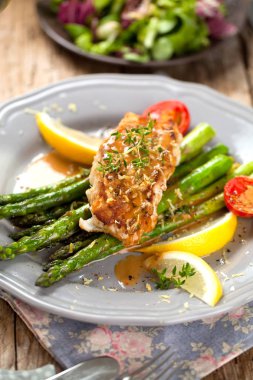 kuşkonmaz, domates, limon ve sos ile gurme ızgara somon biftek  