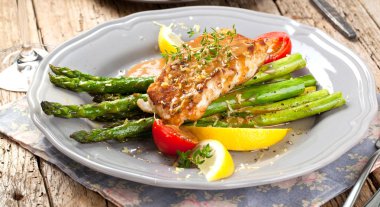 kuşkonmaz, domates, limon ve sos ile gurme ızgara somon biftek  