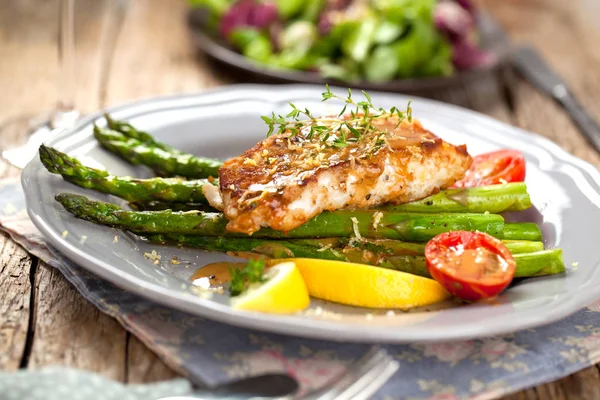 Delicioso Bife Salmão Grelhado Com Espargos Tomate Limão Molho — Fotografia de Stock