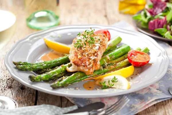 Delicioso Bife Salmão Grelhado Com Espargos Tomate Limão Molho — Fotografia de Stock