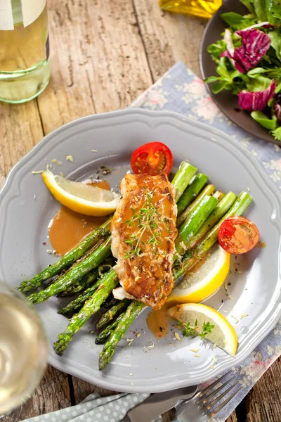 Bife Salmão Grelhado Gourmet Com Espargos Tomate Limão Molho — Fotografia de Stock