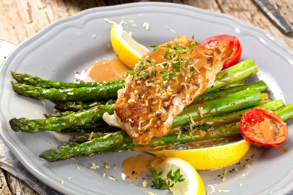 Bife Salmão Grelhado Gourmet Com Espargos Tomate Limão Molho — Fotografia de Stock