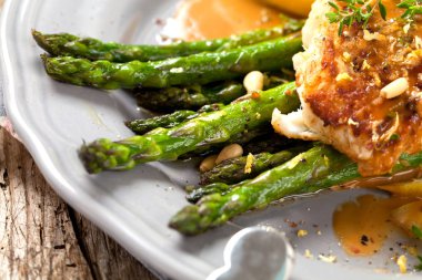 kuşkonmaz ve soslu gurme ızgara somon bifteğinin yakın çekim görünümü