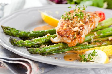 kuşkonmaz, limon ve domates ile gurme ızgara somon biftek yakın çekim görünümü 