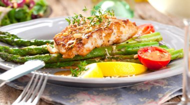 kuşkonmaz, limon ve domates ile gurme ızgara somon biftek yakın çekim görünümü 