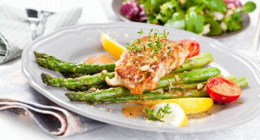 kuşkonmaz, limon ve domates ile gurme ızgara somon biftek yakın çekim görünümü 