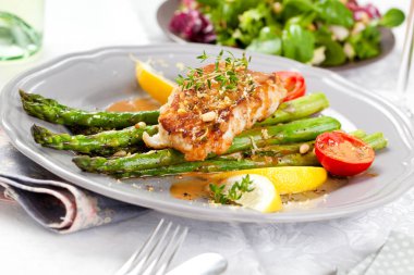 kuşkonmaz, limon ve domates ile gurme ızgara somon biftek 