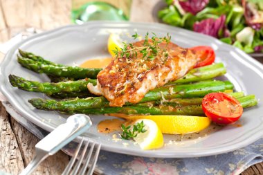 kuşkonmaz, limon ve domates ile gurme ızgara somon biftek