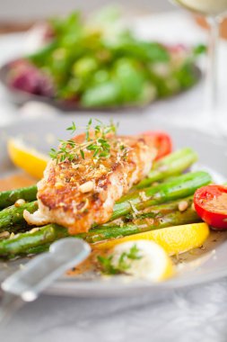 kuşkonmaz, limon ve domates ile gurme ızgara somon biftek