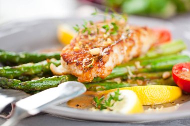 kuşkonmaz ve otlar ile lezzetli ızgara somon biftek yakın çekim görünümü